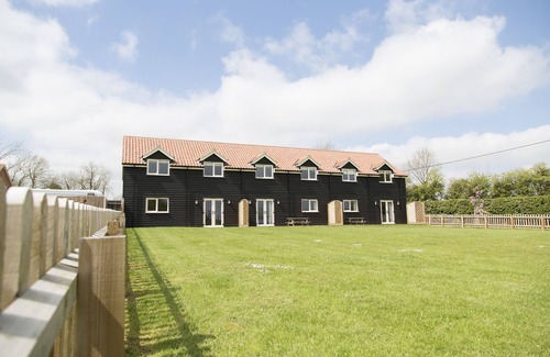 East Dereham Apartment | Relaxing Norfolk Country Retreat with Pool and Spa Amenities
