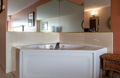 Roseau Hotel | Comfortable Norland Inn & Suites in Roseau with Pool Access
