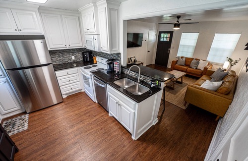 Norman House | Norman OU Football Getaway: Guest Rated 9.8 with Spa & Kitchen