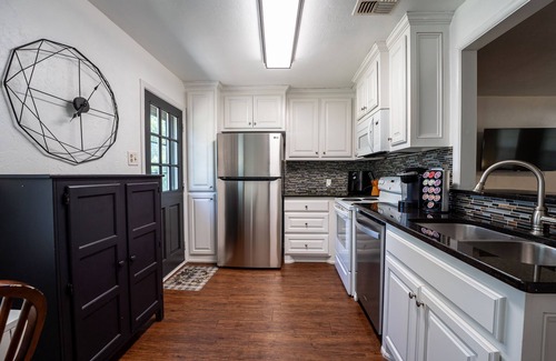 Norman House | Norman OU Football Getaway: Guest Rated 9.8 with Spa & Kitchen