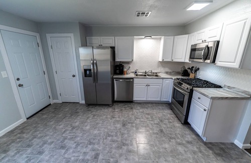 Norman House | Norman OU Football Getaway - Pet-Friendly & Family-Oriented