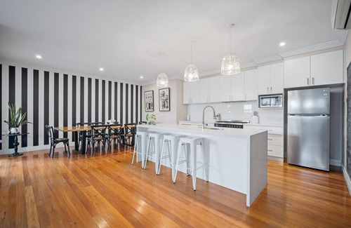 Turvey Park House | Exceptional Norman's Rest: Modern 5-Bedroom Home in Wagga