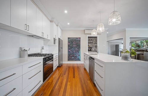 Turvey Park House | Exceptional Norman's Rest: Modern 5-Bedroom Home in Wagga