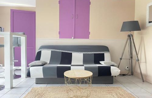 Loucelles House | Cozy Home Near Caen & Bayeux with Oceanfront Dining