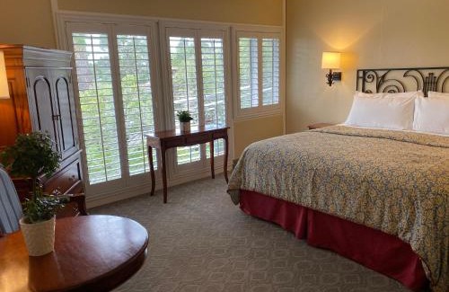 Golden Rectangle Hotel | Relax at Normandy Inn: Poolside Retreat with High Ratings