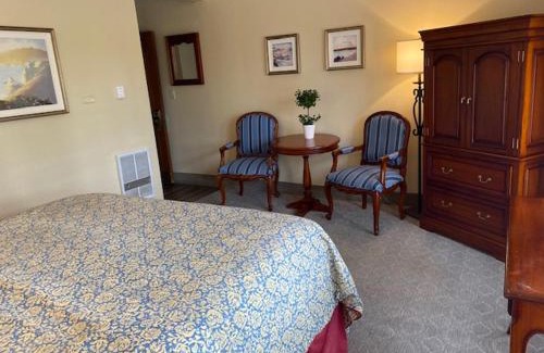 Golden Rectangle Hotel | Relax at Normandy Inn: Poolside Retreat with High Ratings
