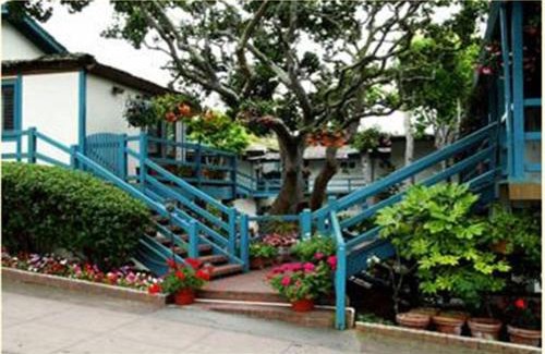 Golden Rectangle Hotel | Relax at Normandy Inn: Poolside Retreat with High Ratings