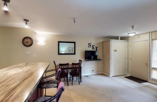 Alyeska Apartment | Family-Friendly North #405: Your Ideal Budget Retreat