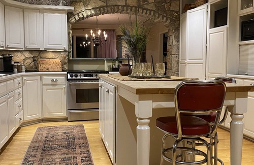 Manhattan House | North Arrow: Stylish Retreat with Spa & Hot Tub Access