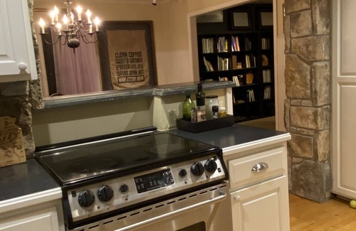 Manhattan House | North Arrow: Stylish Retreat with Spa & Hot Tub Access