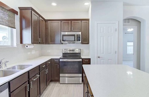 Pflugerville House | North Austin Retreat with Home Officenn