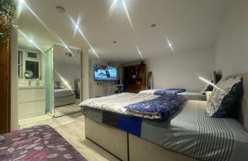 Townfield House | Excellent Stay at 6 North Avenue Guest House near Heathrow