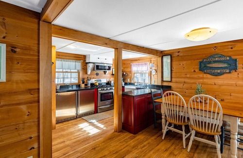 Poultney House | Experience North Bay Sunsets with Lakeside Amenities