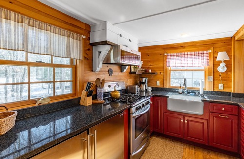 Poultney House | Experience North Bay Sunsets with Lakeside Amenities