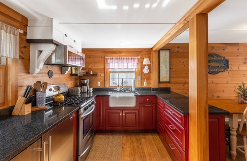 Poultney House | Experience North Bay Sunsets with Lakeside Amenities