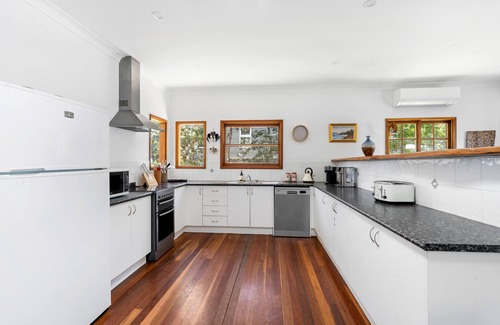 Bendalong House | Cozy North Bendy Beach House with Family and Pet Amenities