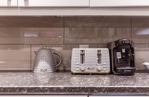 Harringay Ladder House | Immaculate House with Kitchen in North Central London