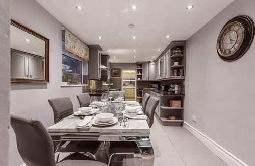 Harringay Ladder House | Immaculate House with Kitchen in North Central London