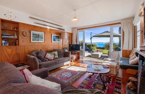 Hatepe House | Idyllic North Cole Cottage - Lakefront Retreat for Families