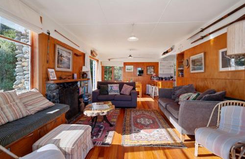 Hatepe House | Idyllic North Cole Cottage - Lakefront Retreat for Families