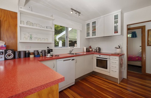 Taupo District Cottage | Tranquil North Cole Cottage - Pet-Friendly Lakefront Retreat