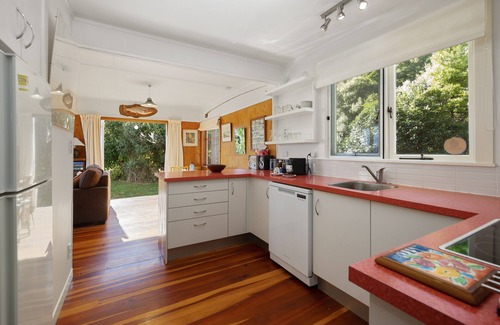 Taupo District Cottage | Tranquil North Cole Cottage - Pet-Friendly Lakefront Retreat