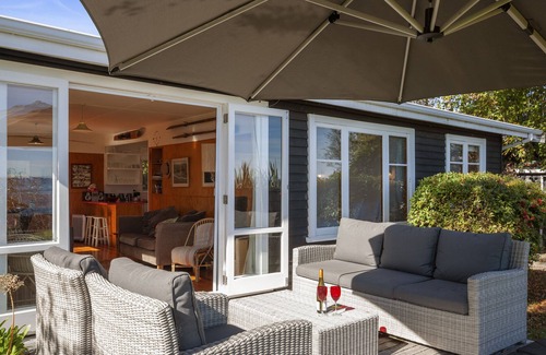 Taupo District Cottage | Tranquil North Cole Cottage - Pet-Friendly Lakefront Retreat