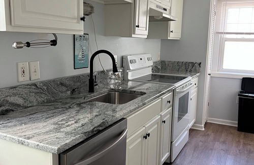 North End Apartment | North End Garden Apt: Ocean View & Fabulous Porch Awaits