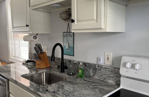 North End Apartment | North End Garden Apt: Ocean View & Fabulous Porch Awaits