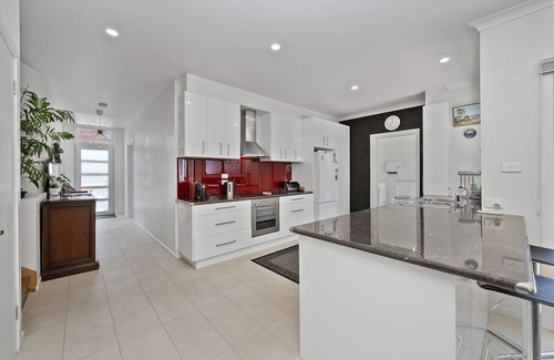 North Hobart House | Modern North Hobart Gem with Ocean View & Spa Amenities