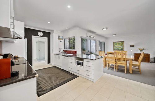 North Hobart House | Modern North Hobart Gem with Ocean View & Spa Amenities