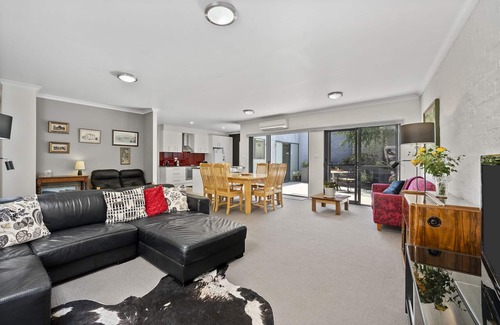 North Hobart House | Modern North Hobart Gem with Ocean View & Spa Amenities
