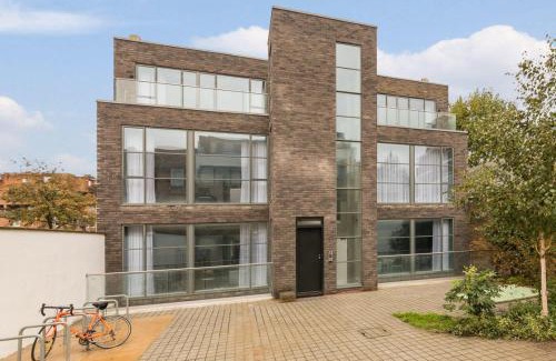 Golborne Apartment | North Kensington Getaway - Family-Friendly by Viridian Apartments