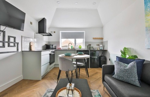 Gabalfa Apartment | North Road New Luxe Flats: Family-Friendly with Parking
