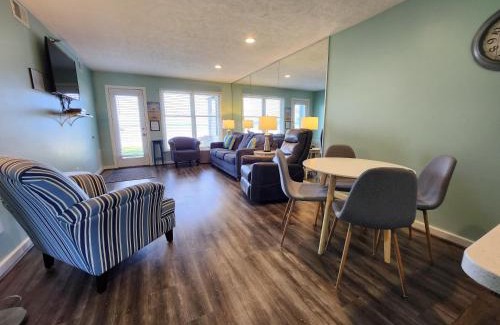 Traverse City House | Family-Friendly North Shore Inn TC 102 with Pool Access