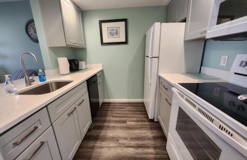 Traverse City House | Family-Friendly North Shore Inn TC 102 with Pool Access
