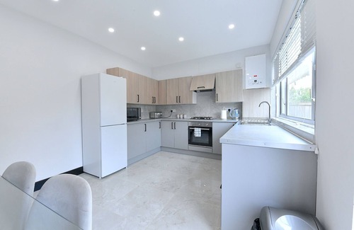 Hale House | Modern 3 Bedroom House in North West London Near Central