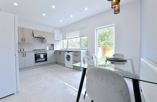 Hale House | Relaxing North West London Escape with Family-Friendly Amenities