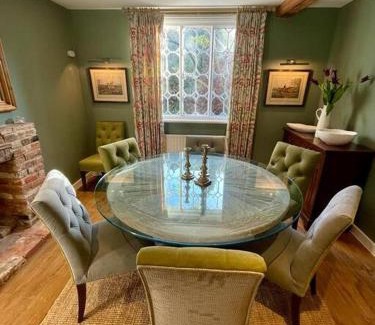 Bentley House | Family-Friendly Northbrook Cottage in Farnham for 8 Guests