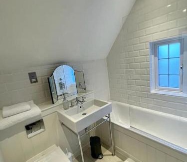 Bentley House | Family-Friendly Northbrook Cottage in Farnham for 8 Guests