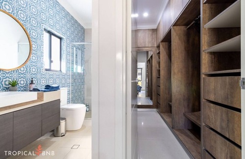 Berrimah House | Northcrest Home: Family-Friendly with Kitchen & Breakfast