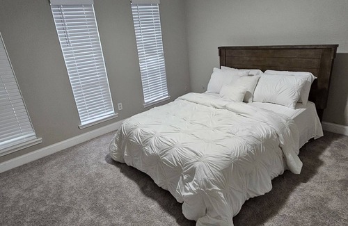 Cloverleaf House | Northeast townhome ready to host you