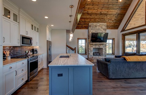 Elk Park House | Stunning Northern Exposure at Eagles Nest - Walk to Winery!