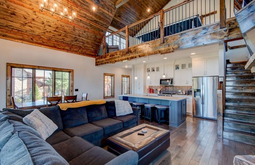 Elk Park House | Stunning Northern Exposure at Eagles Nest - Walk to Winery!
