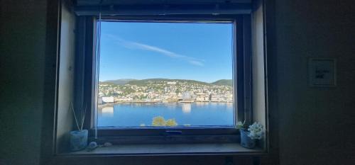Harstad Apartment | Prime Apartment with Scenic Views and Family-Friendly Amenities