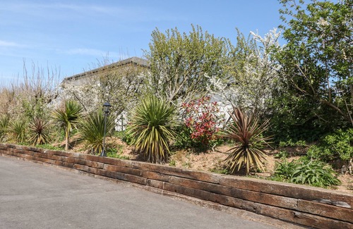 Newton Ferrers Cottage | Inviting Northlands Studio with Kitchen & Breakfast Included
