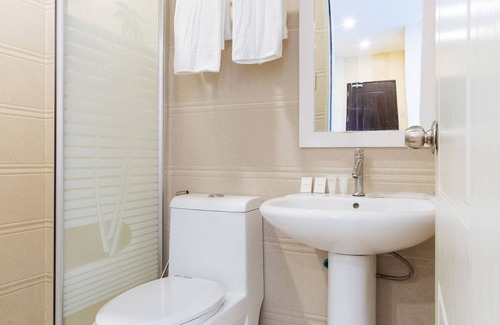 Bagong Pag-asa Hotel | Cozy Northpointe Residences with Pool and Restaurant Access