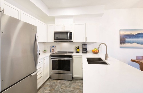 Whistler Cay Estates Apartment | Central 2BR Retreat with Pool & Spa Amenities Await