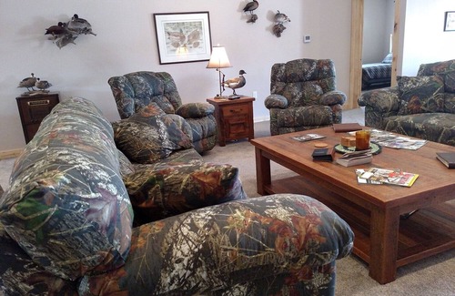 Norcatur Cabin | Modern Hunting Lodge with Pool and Restaurant Amenities