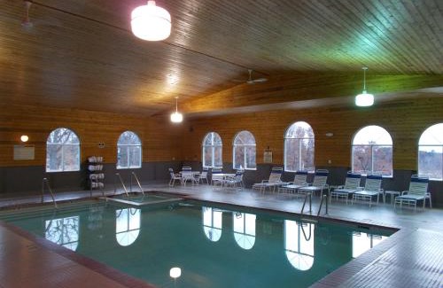 Chetek Hotel | Relax at Northwoods Best Inn - Family-Friendly Retreat